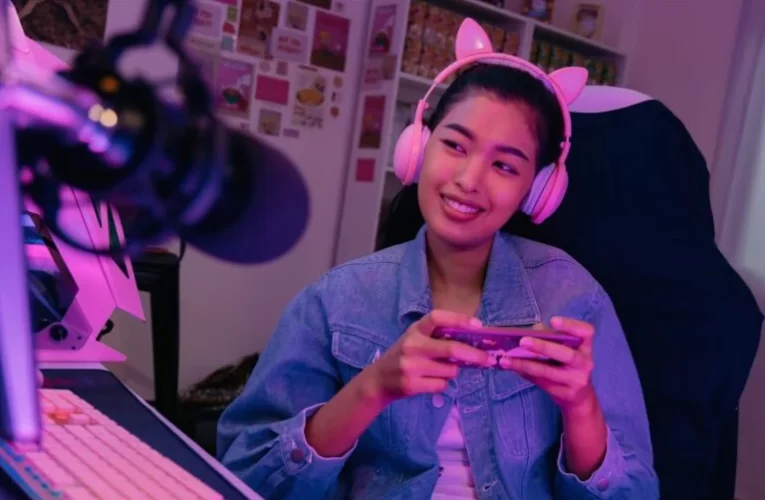 Apa langkah strategis untuk mengadaptasi cerita dari podcast terkenal ke format live di Noice